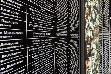 Стелла в музее Демьянов Лаз с фото и именам погибших