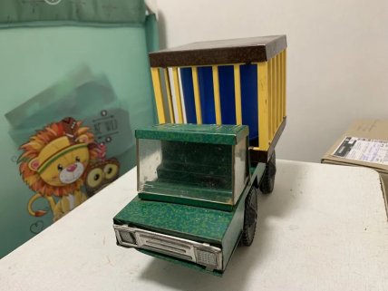 игрушечная машинка