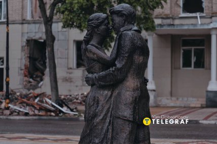 Пам'ятник в центрі міста виглядає ще драматичніше під дощем