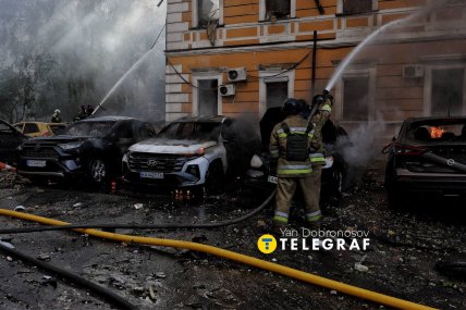 Рятувальники гасять пожежу. Фото: Ян Доброносов "Телеграф"