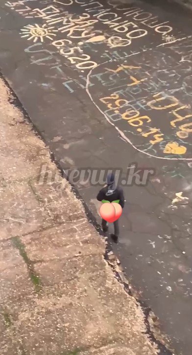 Кривий Ріг голий хлопець поруч із пологовим будинком 2.10