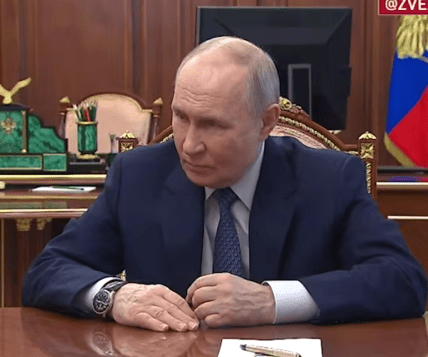 Набухшие вены на руках Путина