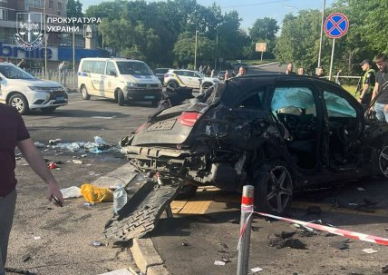 Авто, влетевшее в подземку в Киеве