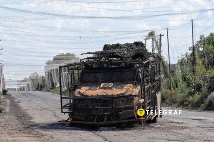 Знищений автомобіль на дорозі. Фото: Ян Доброносов "Телеграф"