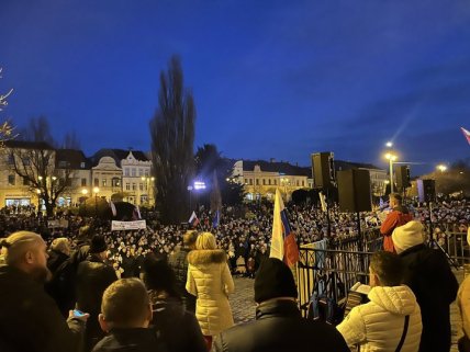 "Геть Фіцо, нехай їде до Росії". У Словаччині люди вийшли на протести (кадри)