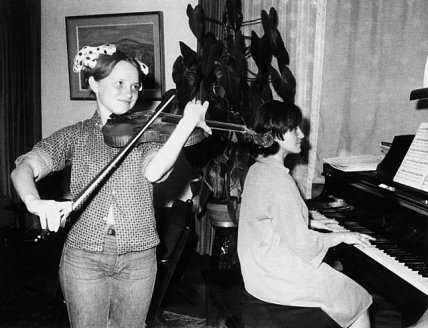 Квитка цисык играет на скрипке