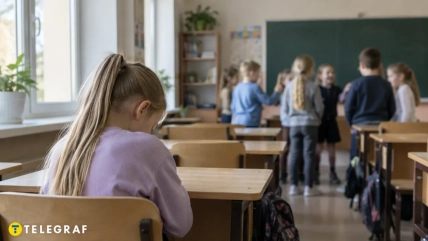Дівчинка сидить за партою, а група школярів стоїть біля дошки