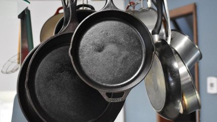 Сковорідки висять на кухні