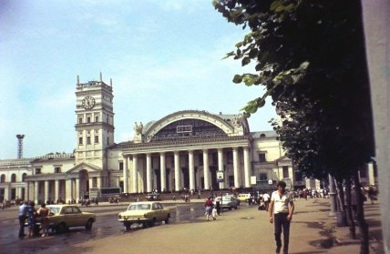 Привокзальна площа в Харкові та вид на вокзал у 80-ті