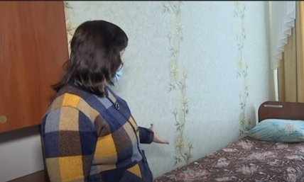 Женщина показывает кровать в комнате