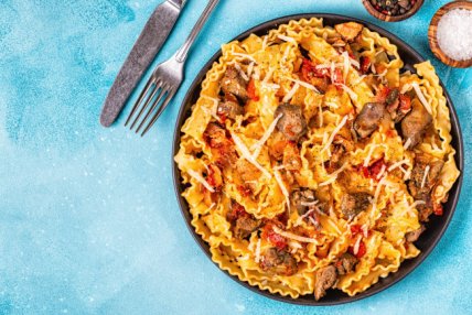 Паста с соусом из куриной печени