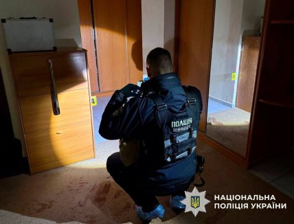 Полиция работает в квартире, где убили Дмитрия Каденюка