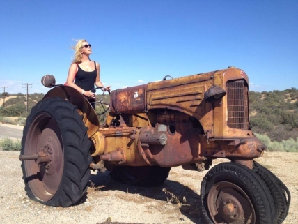 Снежана Егорова на тракторе
