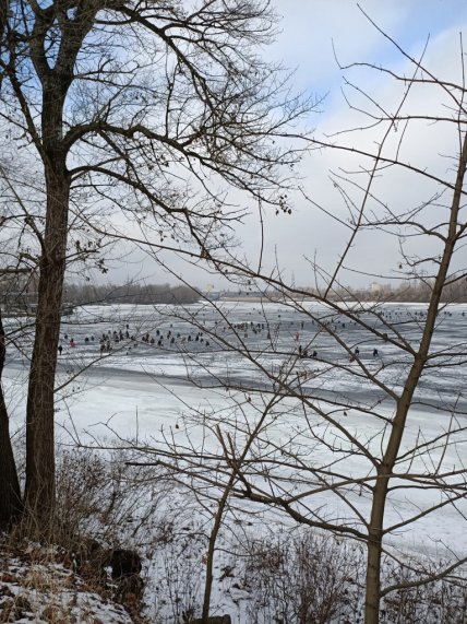На лед вышли сотни любителей зимнего лова (1)