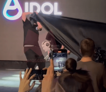 Робот Айдол впав під час презентації
