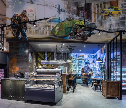 Інтер'єр магазину заповнений різноманітними деталями