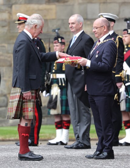 Король Карл III на церемонии вручения ключей