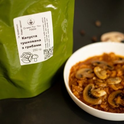 Пакет - капуста тушкована з грибами, тарілка з їжею