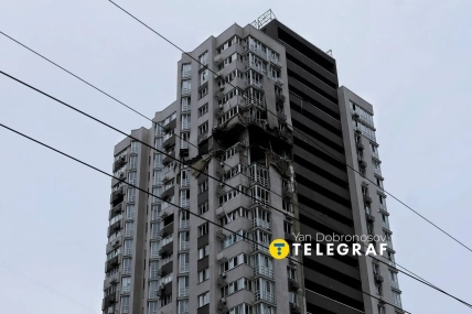 Після удару в багатоповерхівці - діра