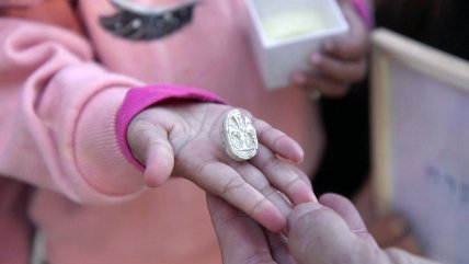 Девочка подняла с земли камень, когда его протерли — удивились