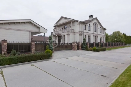 Дом с авторским ремонтом и специальным бункером в Конча-Заспе за более 3 миллионов долларов