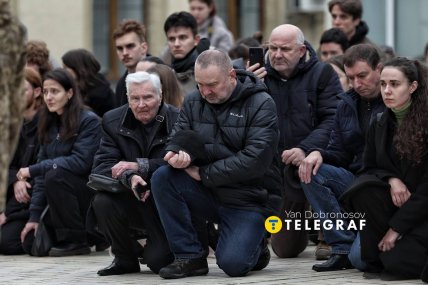 Люди стають на коліна, коли проносять труну /Ян Доброносов, "Телеграф"