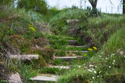 Сходинки викладали з надгробних плит єврейського кладовища, Київ