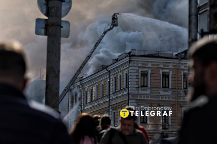 Рятувальники гасять пожежу. Фото: Ян Доброносов "Телеграф"