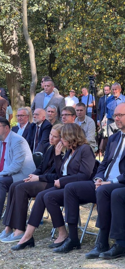 Елена Кондратюк на церемонии перезахоронения эксгумированных останков