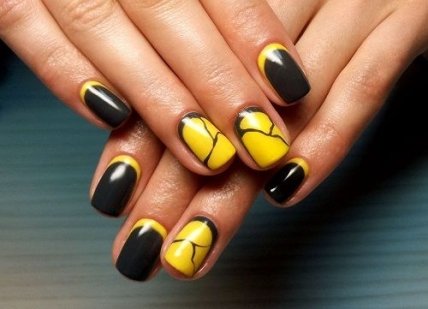 Черно-желтый маникюр