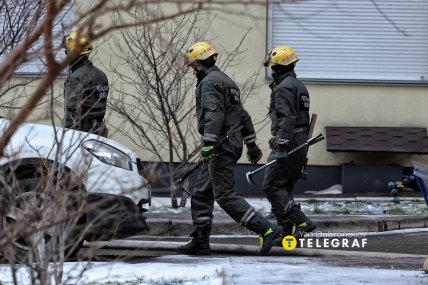 Спасатели на месте попадания в Киеве