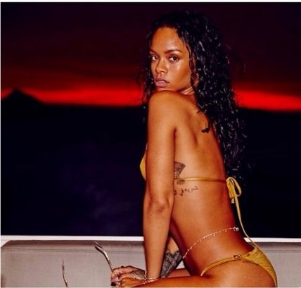 Рианна похвасталась шикарной фигурой в купальнике