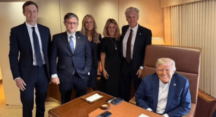 Які шпалери на телефоні в Дональда Трампа