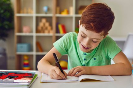Ребенок пишет в тетради