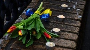 Посол США в РФ принес на место гибели Немцова "украинский" букет.