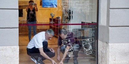 Под одной из плит, которыми выложен пол здания, находится склеп с телом художника.