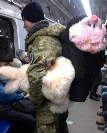 Фото военного в метро Киева