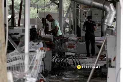 Розбирати завали допомагають місцеві жителі