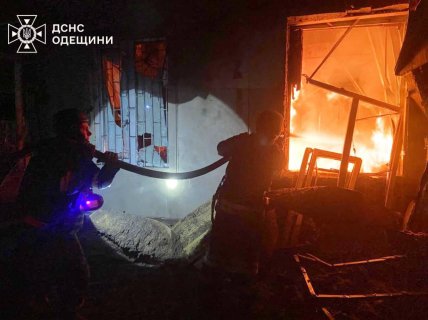 Работа спасателей на месте удара русского дрона в Одесской области