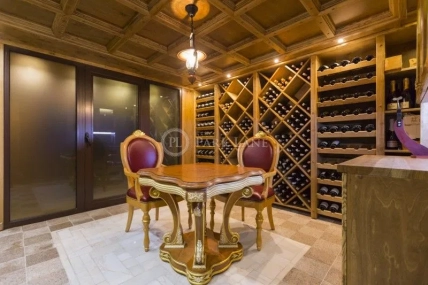 Дом с авторским ремонтом и специальным бункером в Конча-Заспе за более 3 миллионов долларов