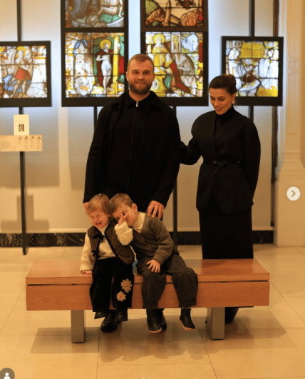 Артем Дмитрук з дружиною та дітьми