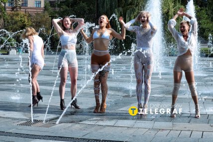 Дівчата знімали яскраве відео для соцмереж. Харків, 26 липня