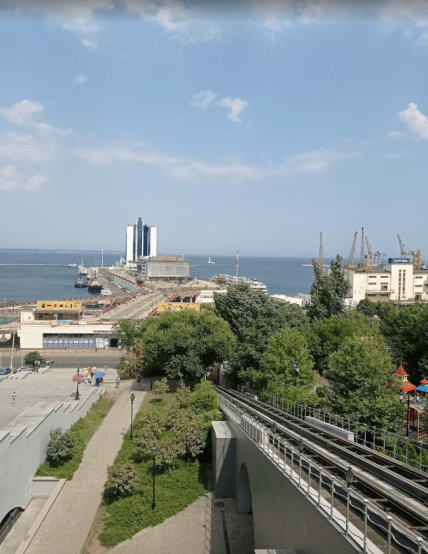 Вид з кабінки фунікулера влітку