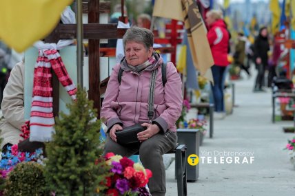 Люди приходять навідати могили рідних