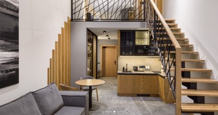 Интерьер номера площадью 65 кв. метров в "Апартеле Сходница". Скриншот с сайта skhidnytsya.apartel.ua