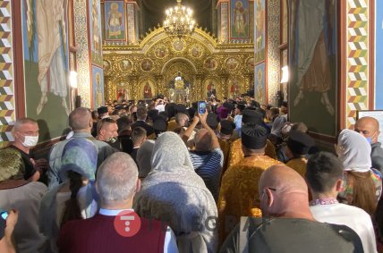Церковні ієрархи і віруючі в Михайлівському золотоверхому соборі