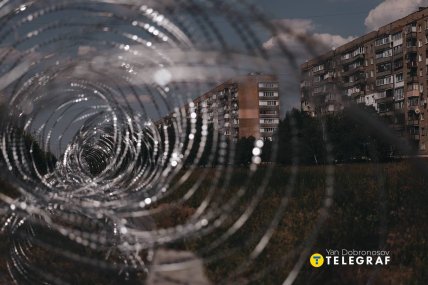 Колючий дріт у Краматорську. Фото Ян Доброносов