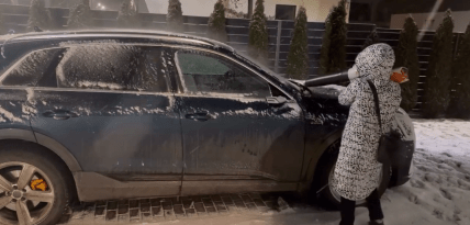 Як швидко прибрати сніг із машини, лайфхак