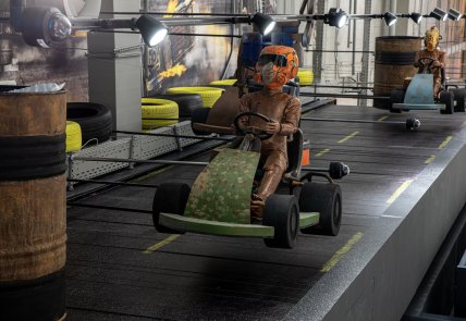 В інтер'єрі також відображена автомобільна історія міста