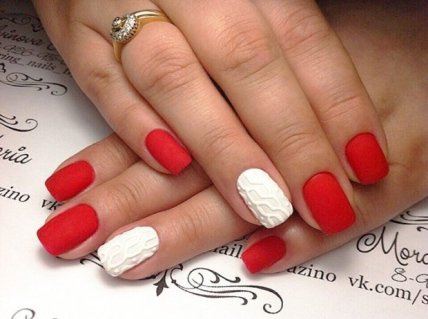 Бело-красный маникюр